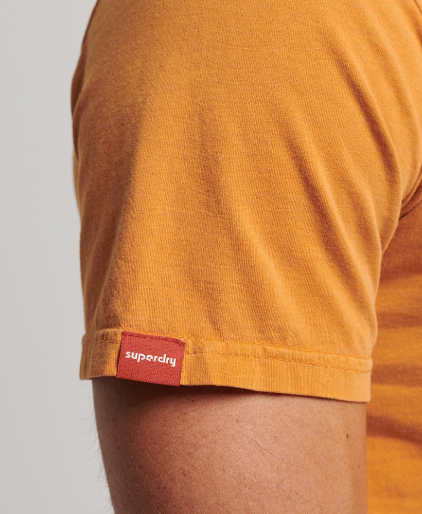 camiseta vintage com logo neon na cor marrom sudão