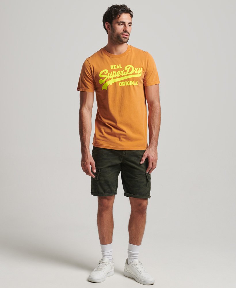 camiseta vintage com logo neon na cor marrom sudão