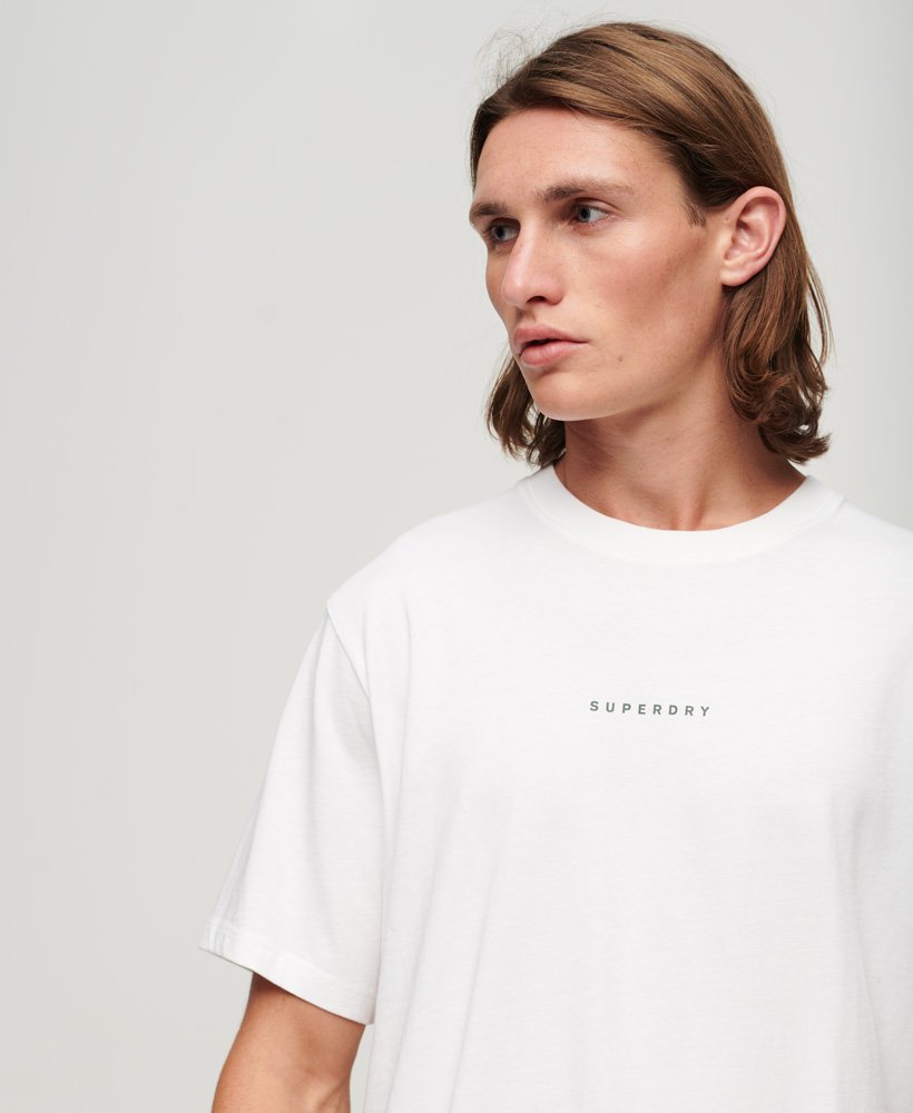 camiseta code surplus com o logotipo na cor branca brilhante.