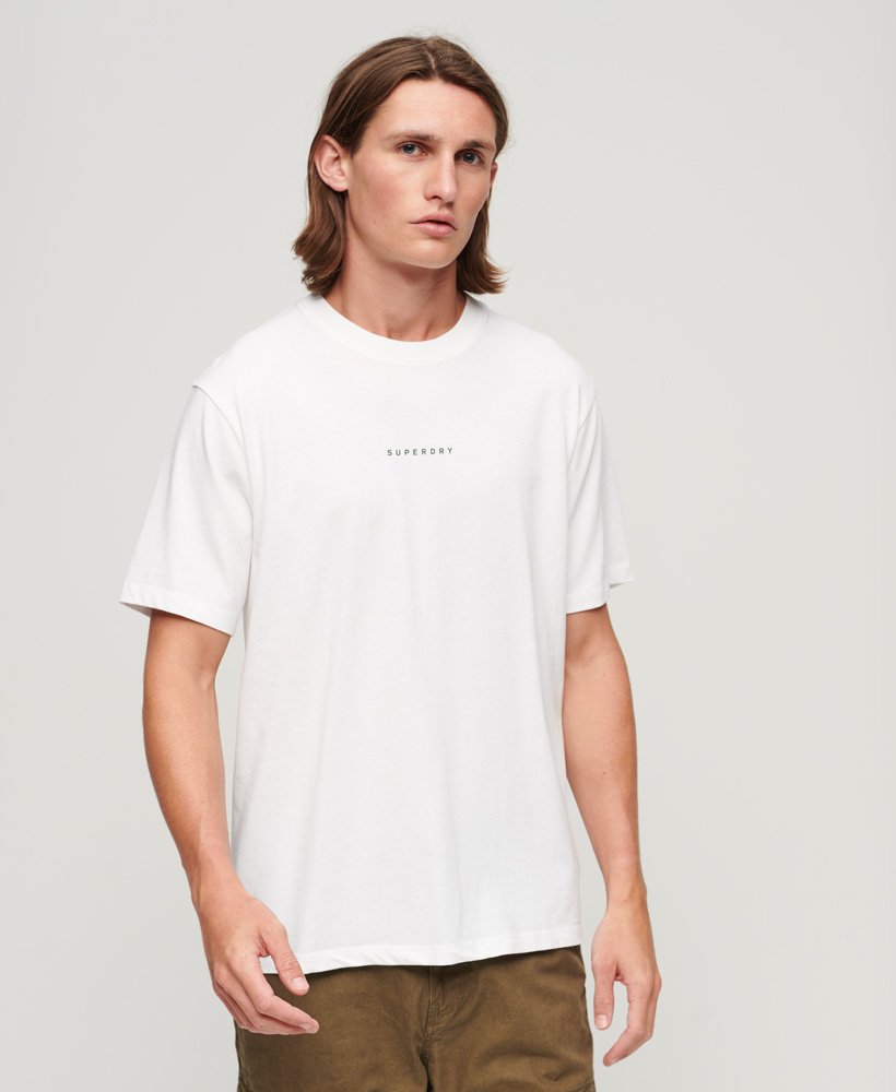 camiseta code surplus com o logotipo na cor branca brilhante.