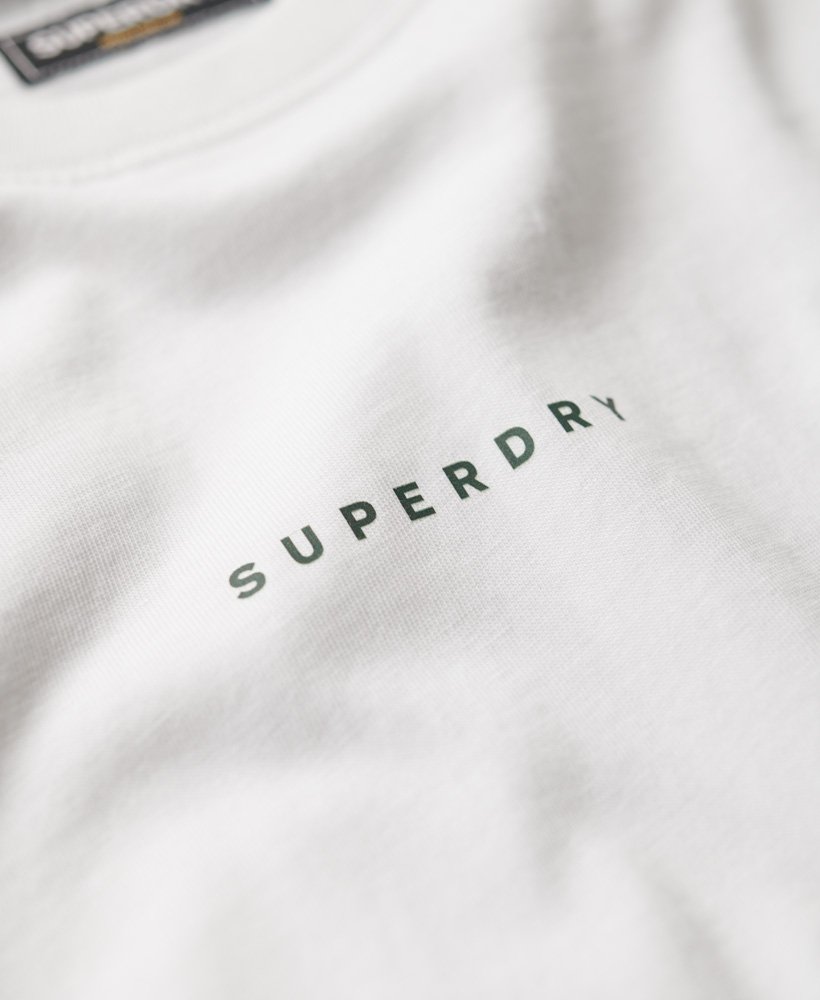 camiseta code surplus com o logotipo na cor branca brilhante.