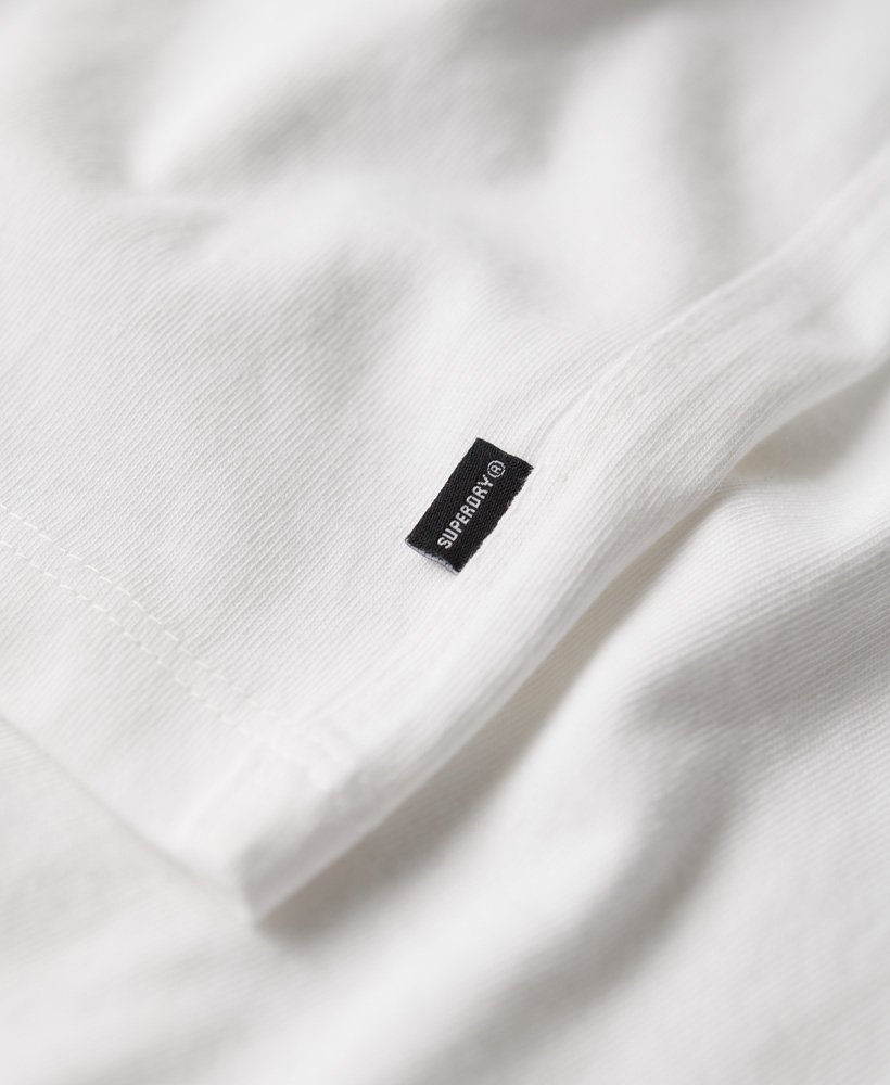 camiseta code surplus com o logotipo na cor branca brilhante.