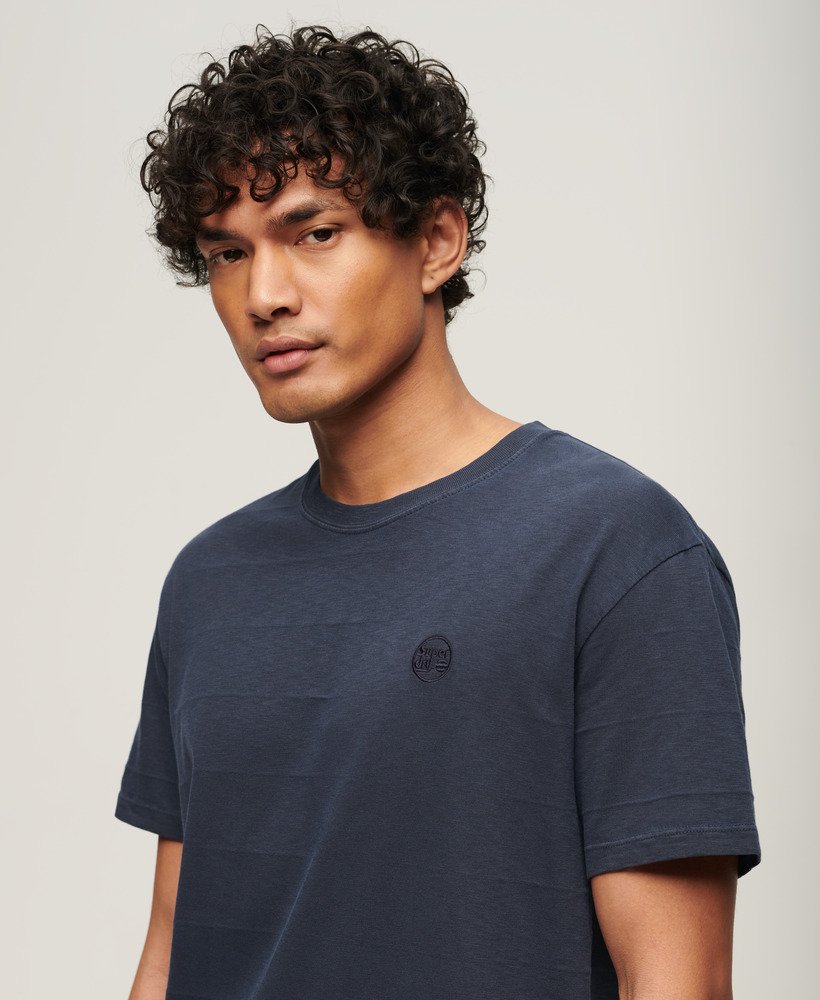 camiseta de algodão orgânico com textura vintage na cor azul-marinho eclipse.
