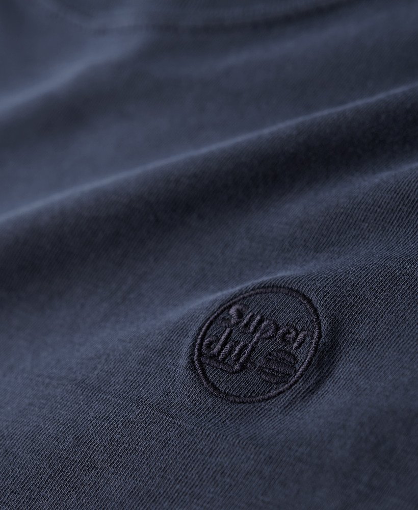 camiseta de algodão orgânico com textura vintage na cor azul-marinho eclipse.