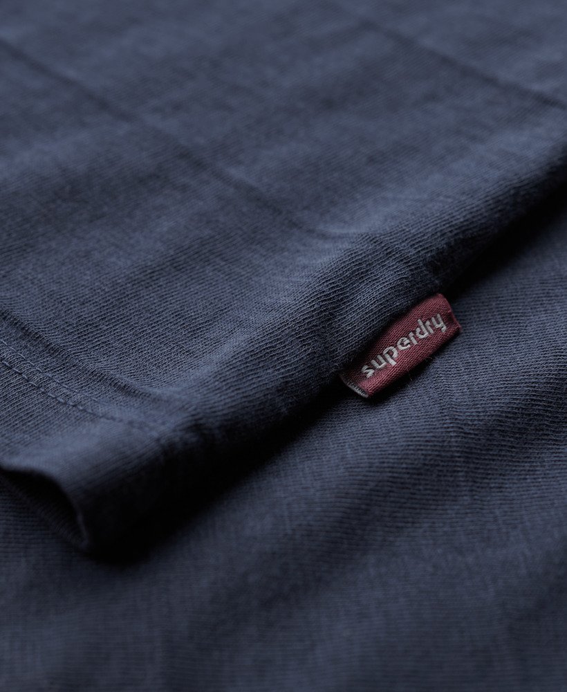 camiseta de algodão orgânico com textura vintage na cor azul-marinho eclipse.