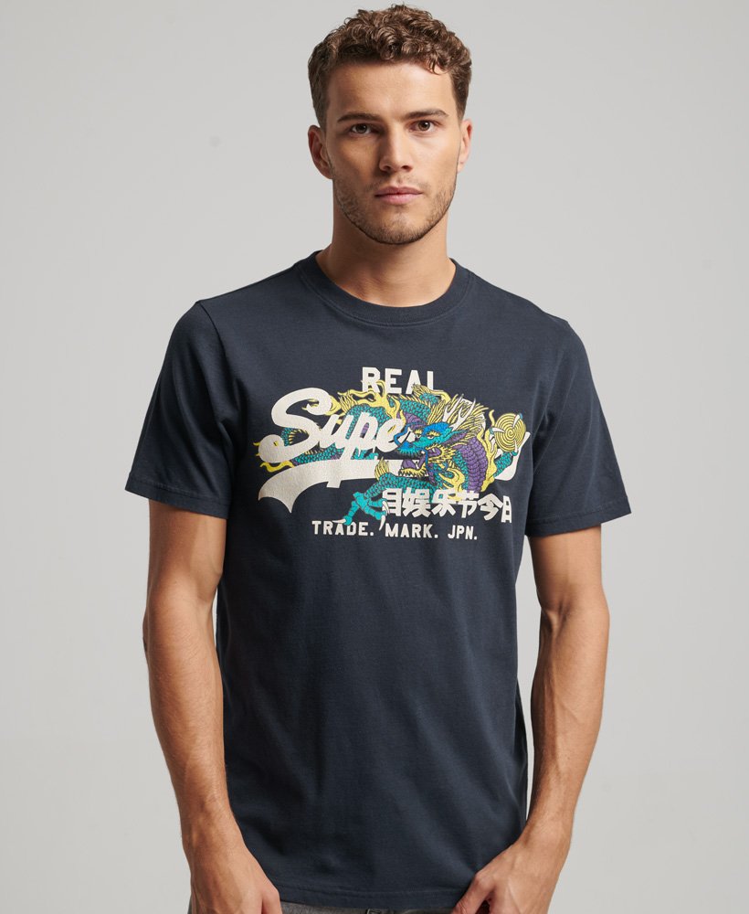 camiseta com logo gráfico japonês na cor azul-marinho eclipse