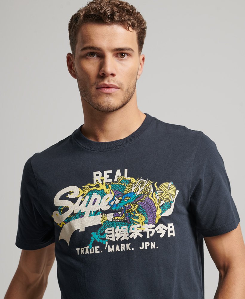 camiseta com logo gráfico japonês na cor azul-marinho eclipse