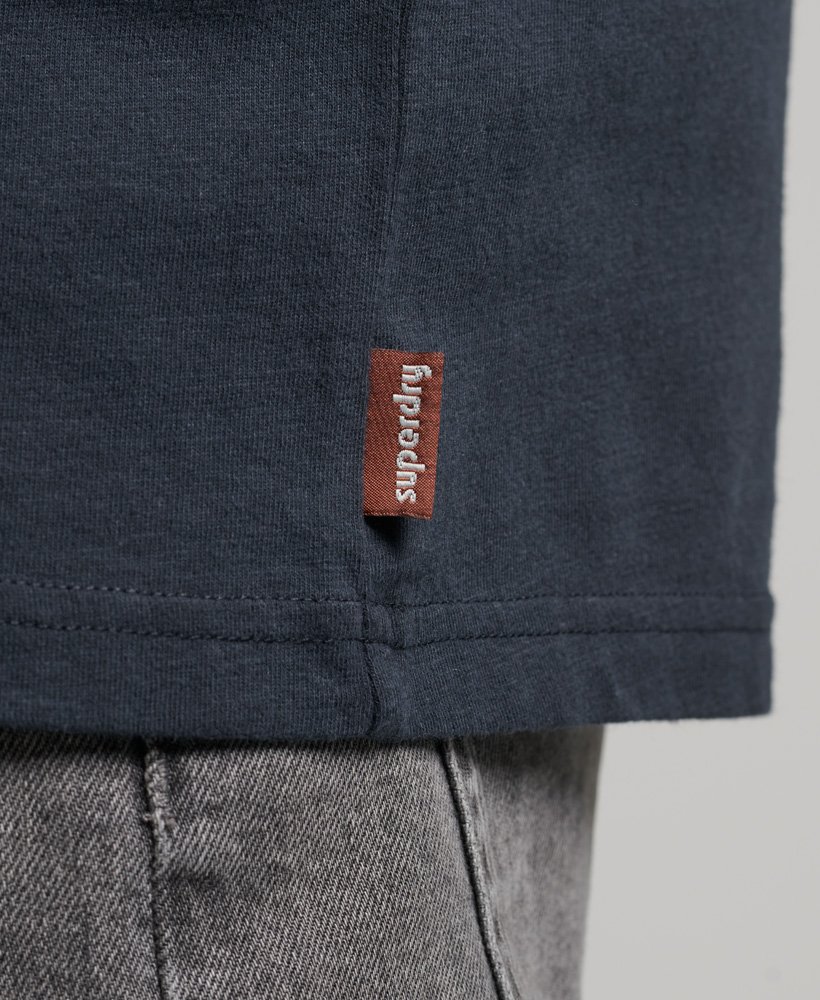 camiseta com logo gráfico japonês na cor azul-marinho eclipse