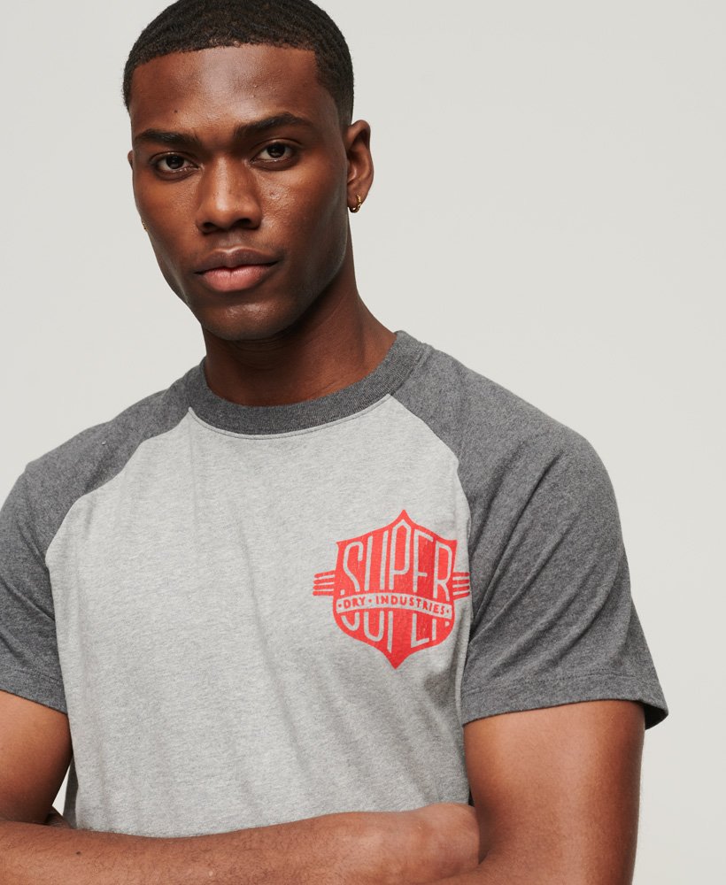camiseta raglan de algodão orgânico em mescla de cinzamescla de carvão intenso.