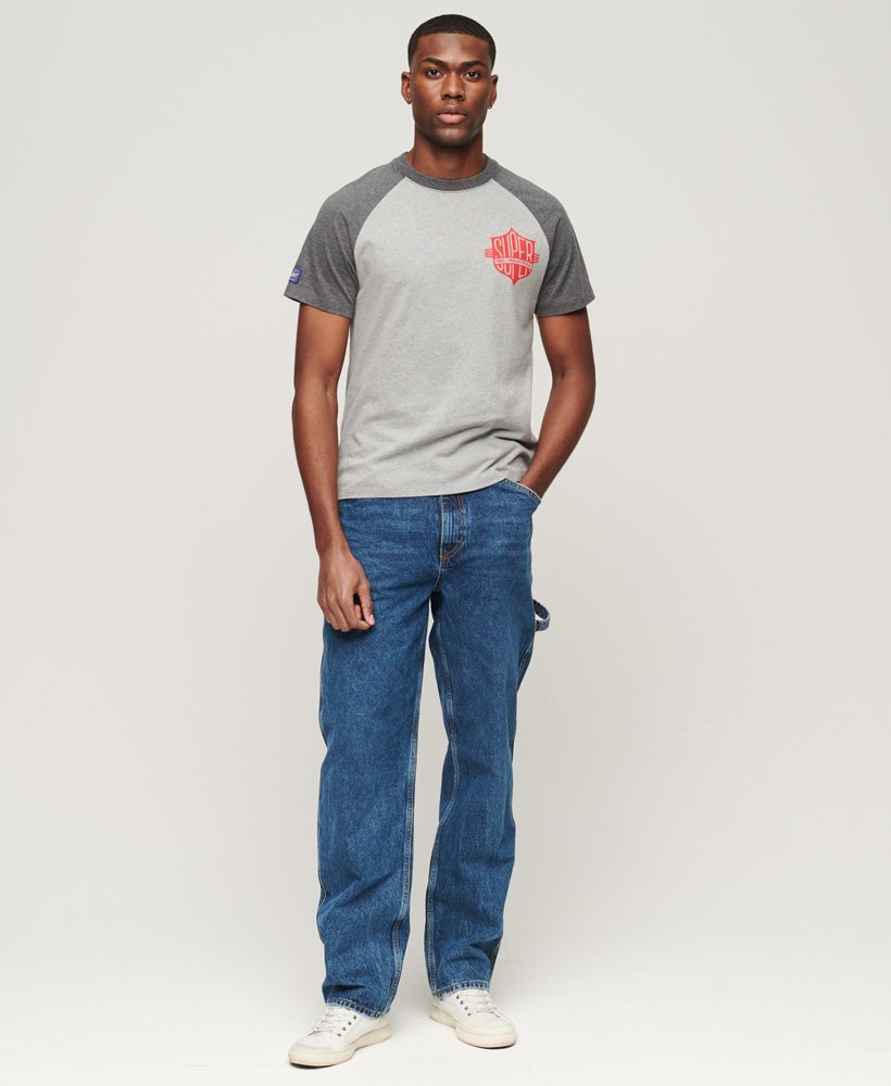 camiseta raglan de algodão orgânico em mescla de cinzamescla de carvão intenso.