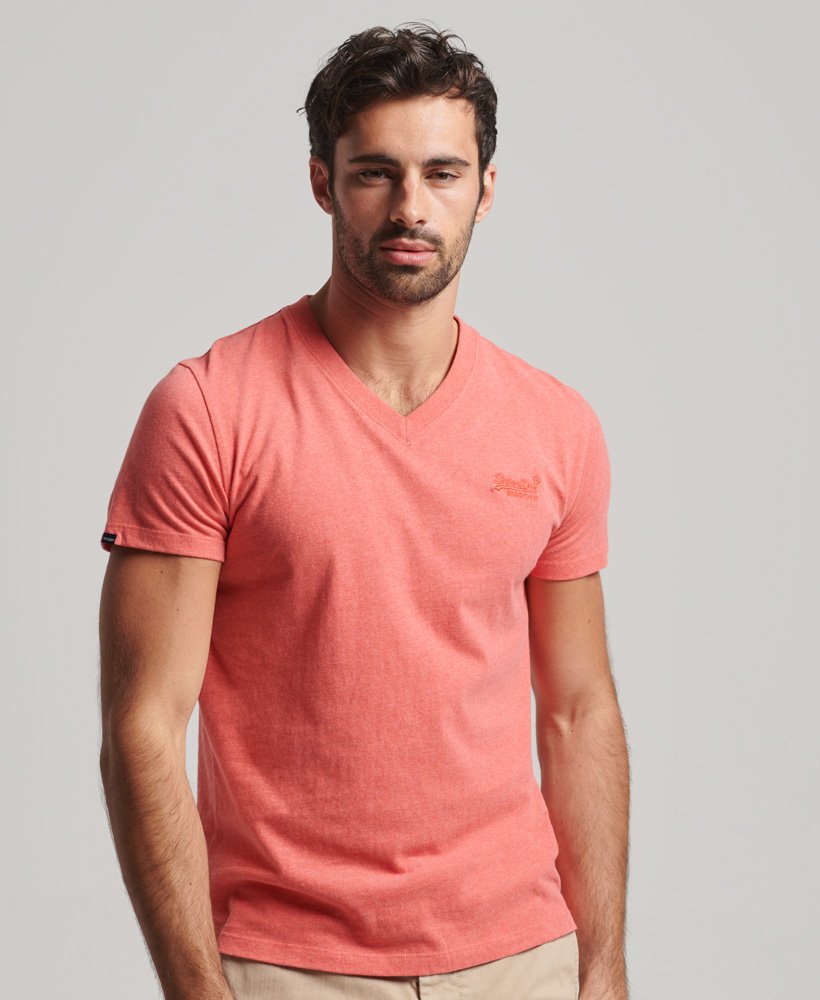 camiseta de algodão orgânico com decote em v e logo essencial na cor coral mesclado.