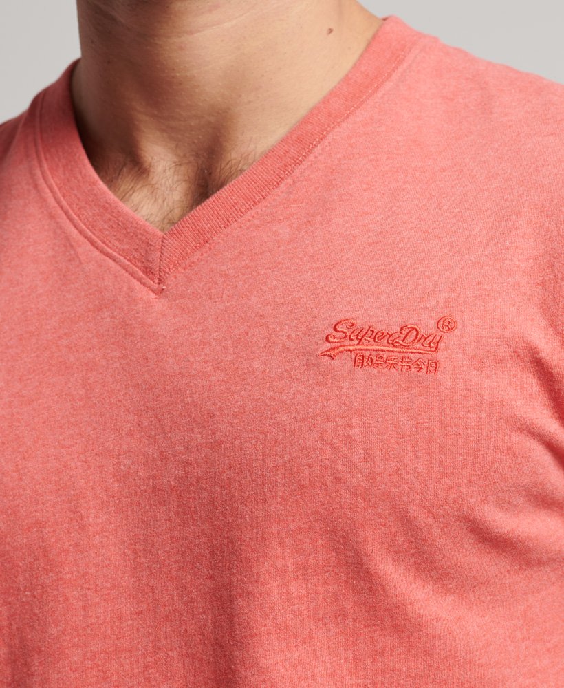 camiseta de algodão orgânico com decote em v e logo essencial na cor coral mesclado.