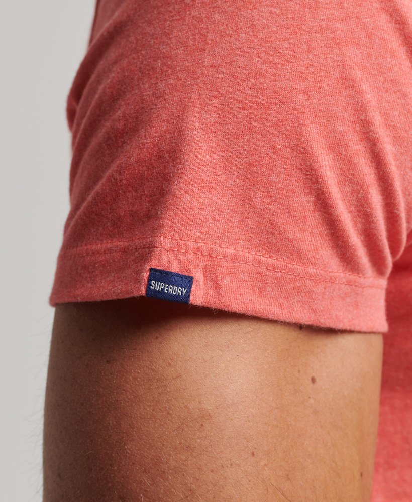 camiseta de algodão orgânico com decote em v e logo essencial na cor coral mesclado.