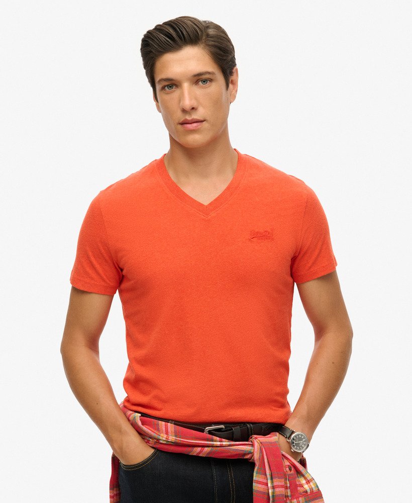 camiseta de algodão orgânico com decote em v e logo essential na cor laranja mescla vibrante.