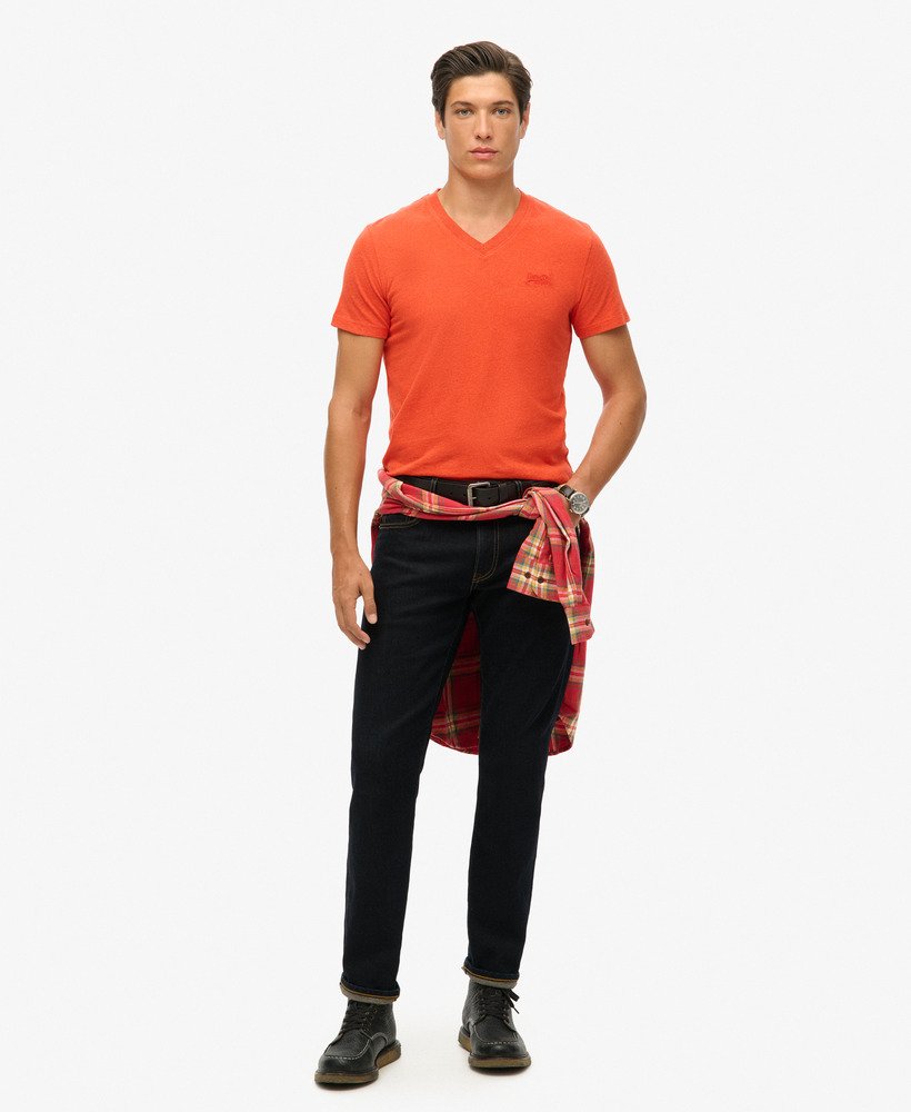 camiseta de algodão orgânico com decote em v e logo essential na cor laranja mescla vibrante.