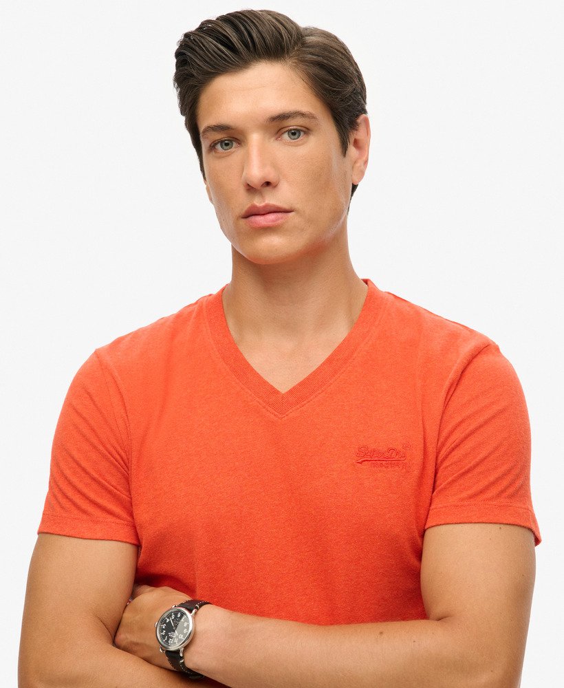 camiseta de algodão orgânico com decote em v e logo essential na cor laranja mescla vibrante.
