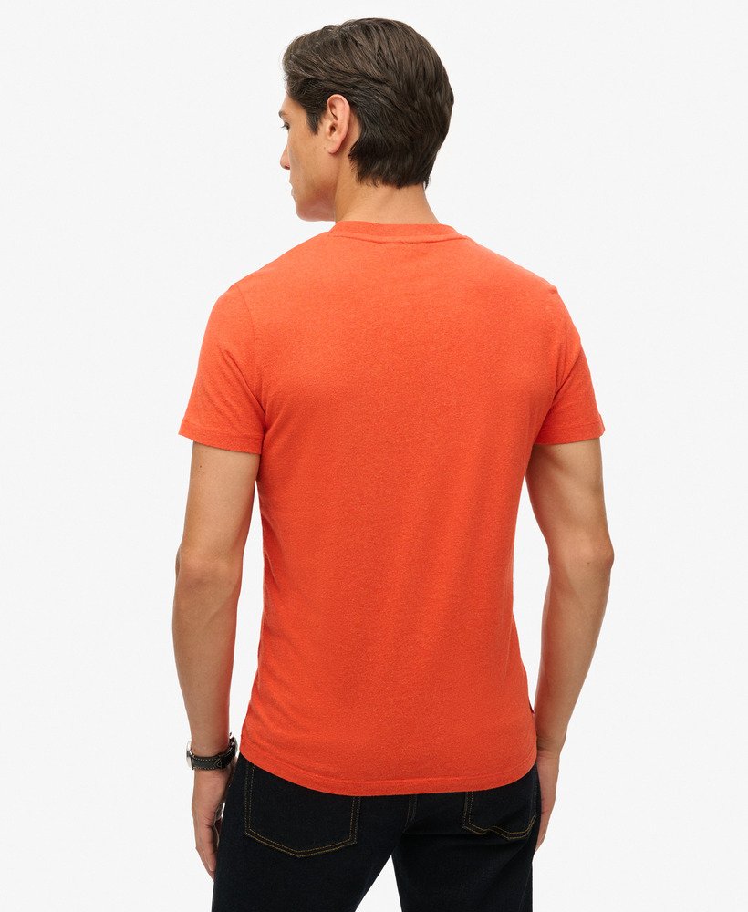camiseta de algodão orgânico com decote em v e logo essential na cor laranja mescla vibrante.