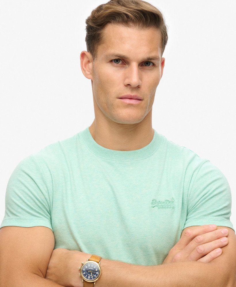 camiseta essential logo em algodão orgânico na cor verde menta mesclado claro.