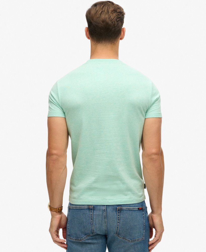 camiseta essential logo em algodão orgânico na cor verde menta mesclado claro.
