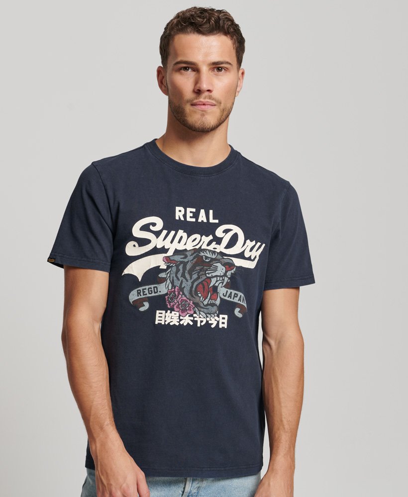 camiseta vintage logo narrative na cor eclipse navy