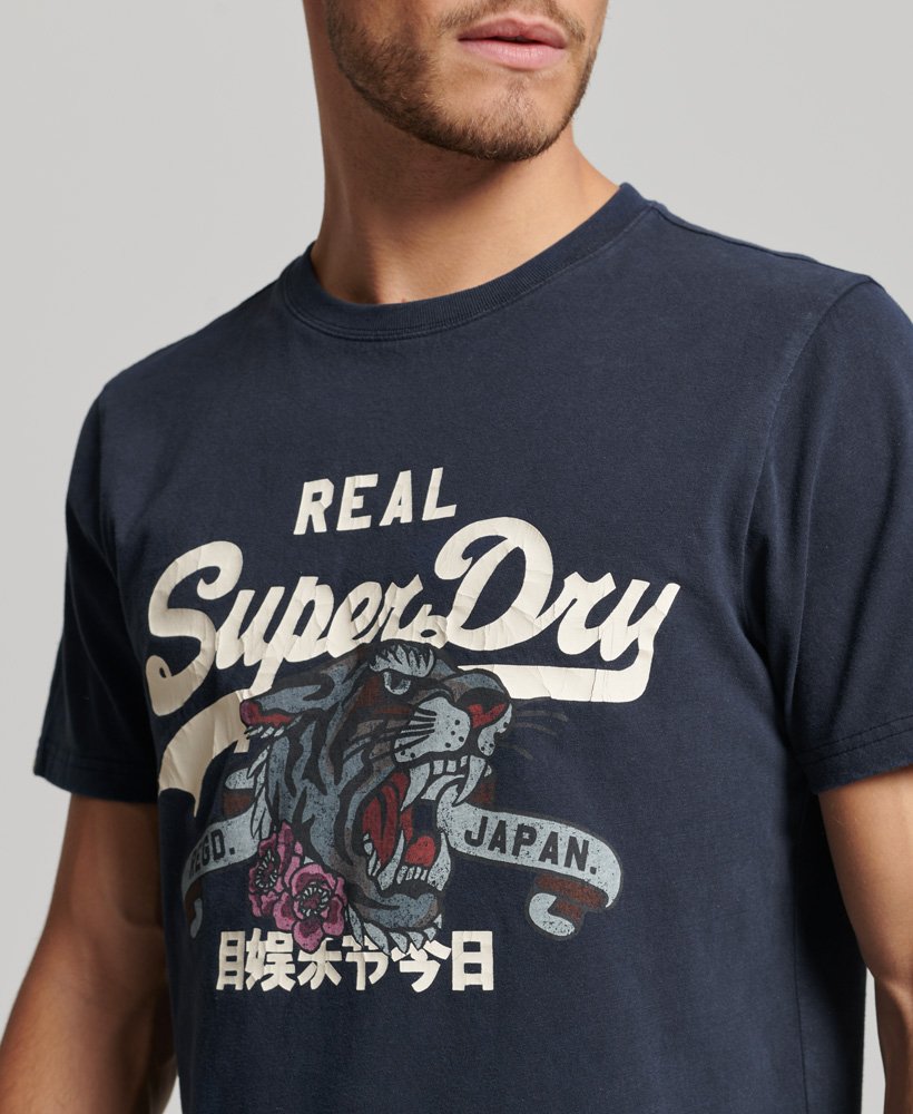 camiseta vintage logo narrative na cor eclipse navy