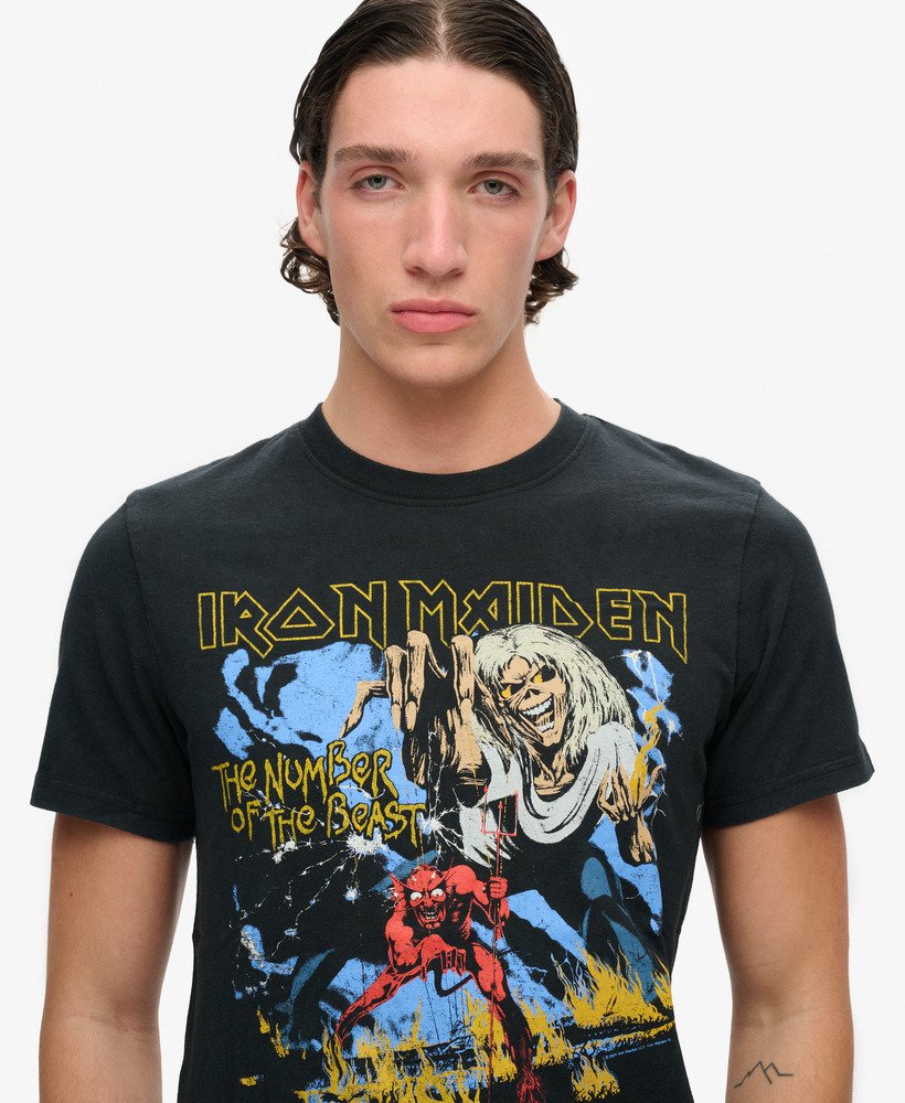 camiseta iron maiden x superdry edição limitada na cor heavy metal black