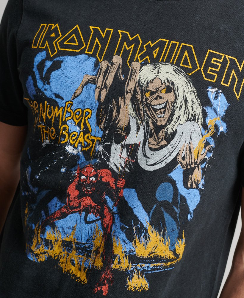camiseta iron maiden x superdry edição limitada na cor heavy metal black