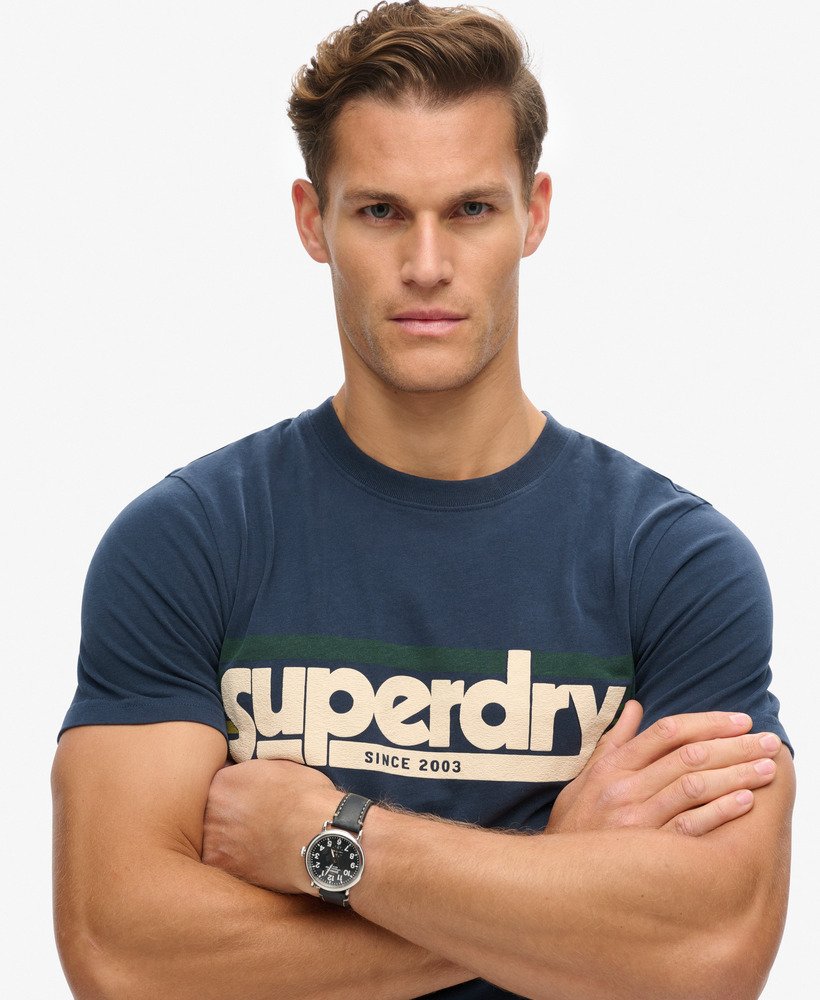 camiseta terrain com logo listrado na cor azul marinho eclipse