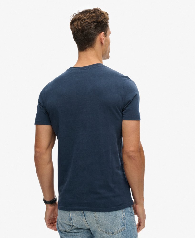 camiseta terrain com logo listrado na cor azul marinho eclipse