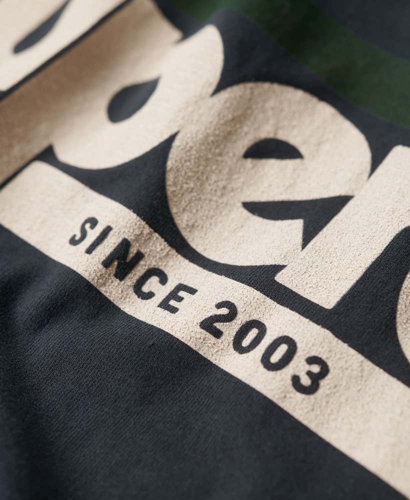 camiseta terrain com logo listrado na cor azul marinho eclipse