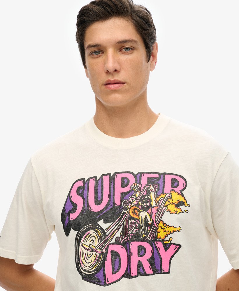 camiseta com estampa retrô de motocicleta na cor branca giz.