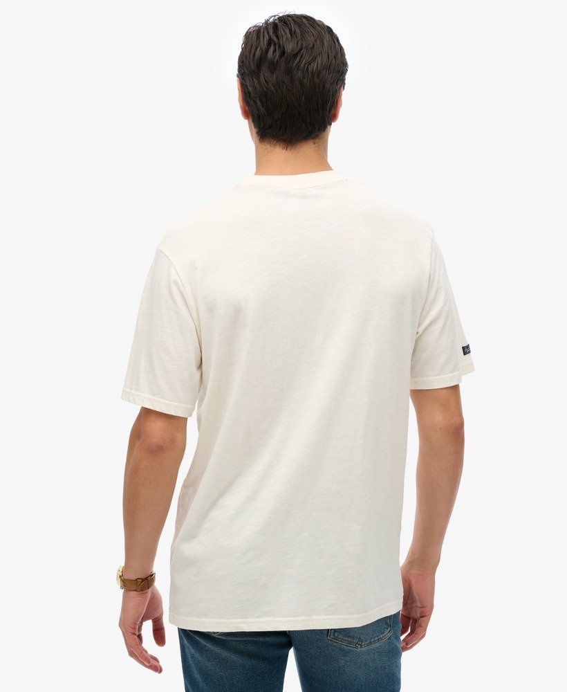 camiseta com estampa retrô de motocicleta na cor branca giz.