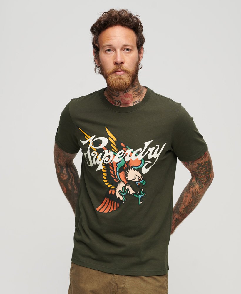 camiseta com estampa frontal de escrita de tatuagem em verde escuro