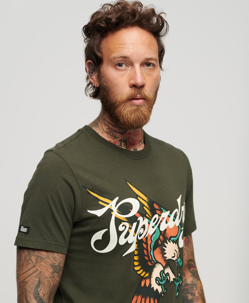 camiseta com estampa frontal de escrita de tatuagem em verde escuro