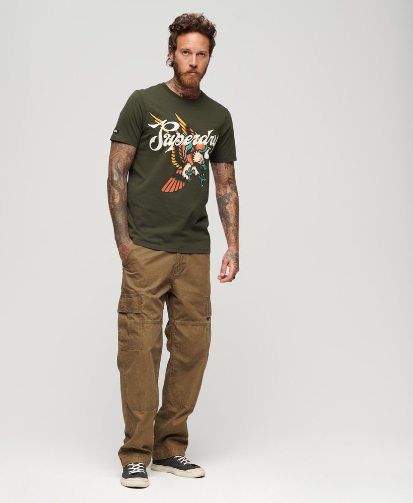 camiseta com estampa frontal de escrita de tatuagem em verde escuro
