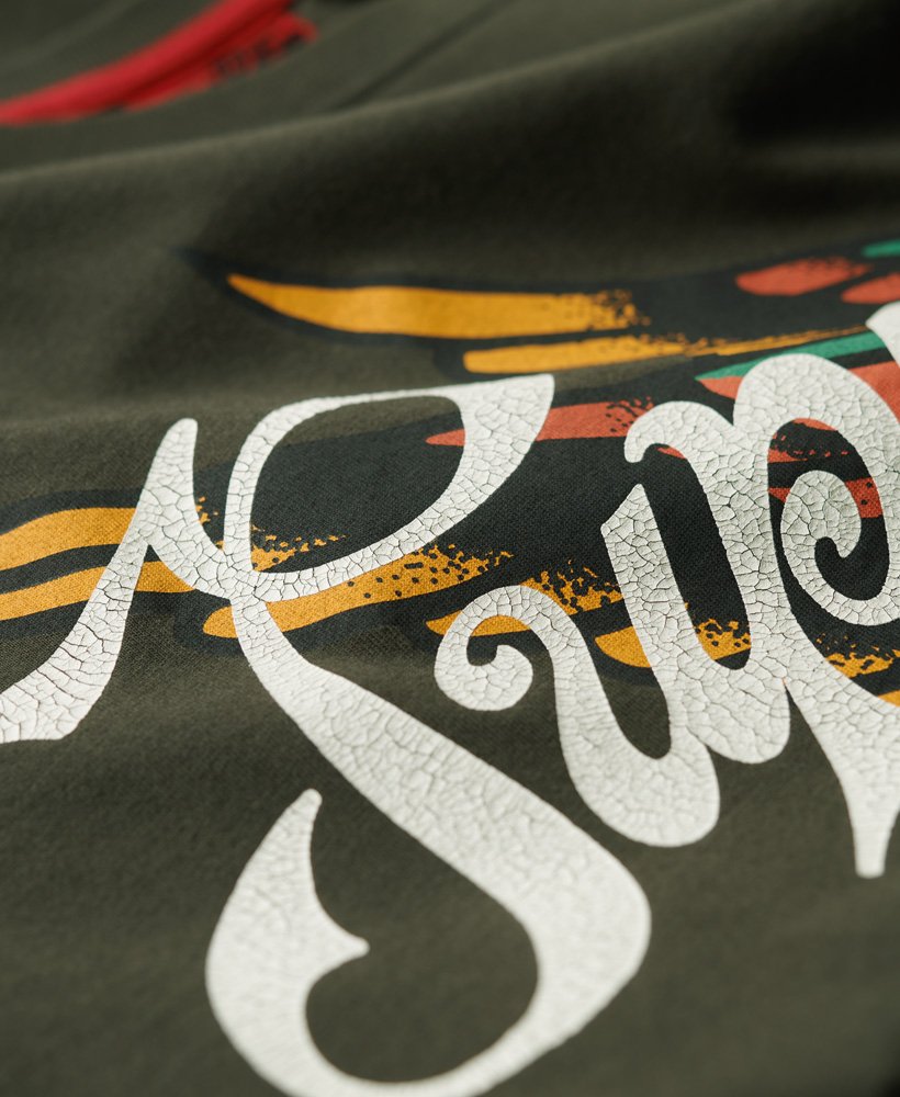 camiseta com estampa frontal de escrita de tatuagem em verde escuro