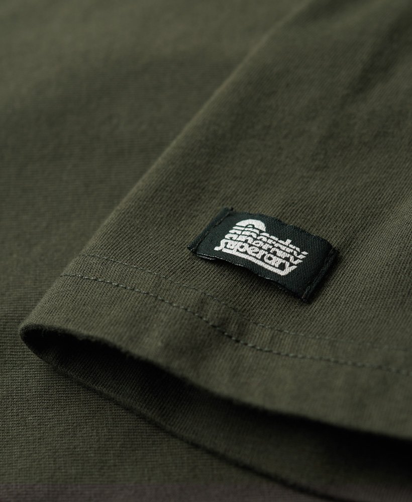 camiseta com estampa frontal de escrita de tatuagem em verde escuro
