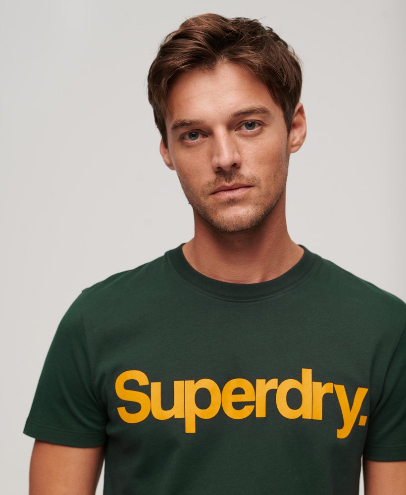 camiseta clássica com logo principal na cor verde escuro academy.