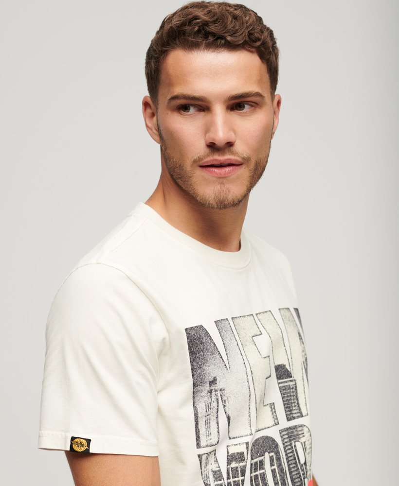 camiseta com logo de skate fotográfico na cor off white