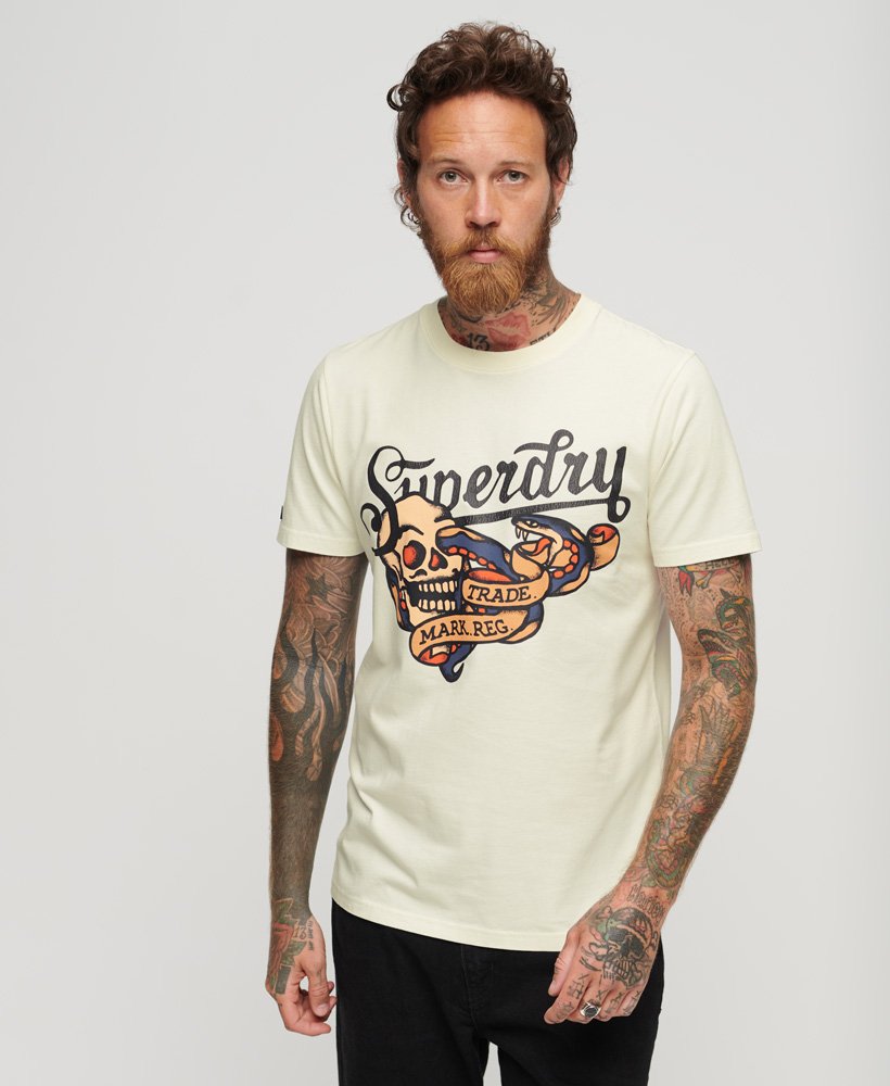 camiseta com estampa frontal de escrita cursiva estilo tatuagem na cor off white.