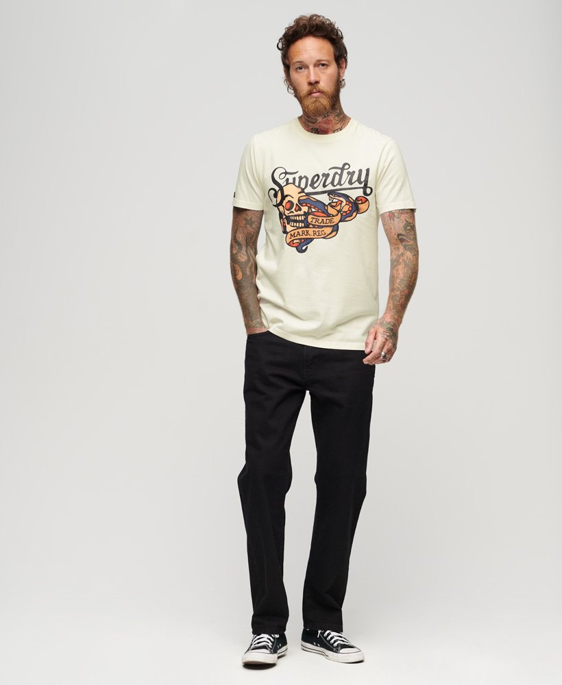camiseta com estampa frontal de escrita cursiva estilo tatuagem na cor off white.