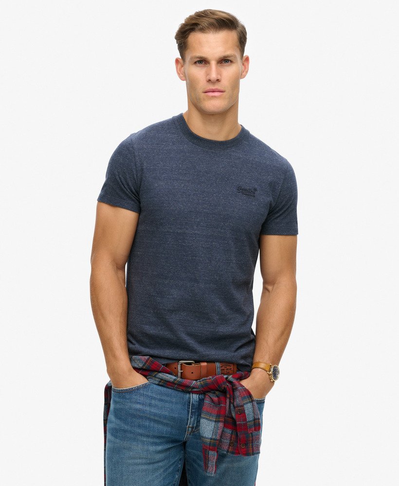 camiseta essential logo em algodão orgânico na cor azul índigo escuro mesclado.