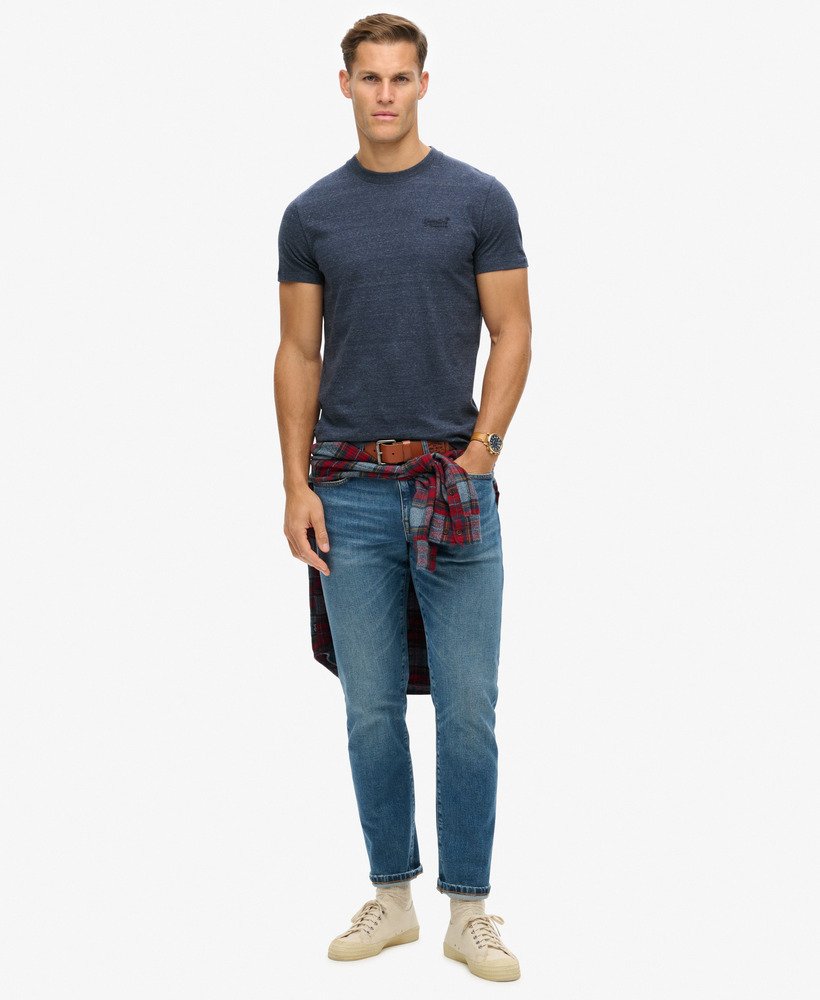 camiseta essential logo em algodão orgânico na cor azul índigo escuro mesclado.