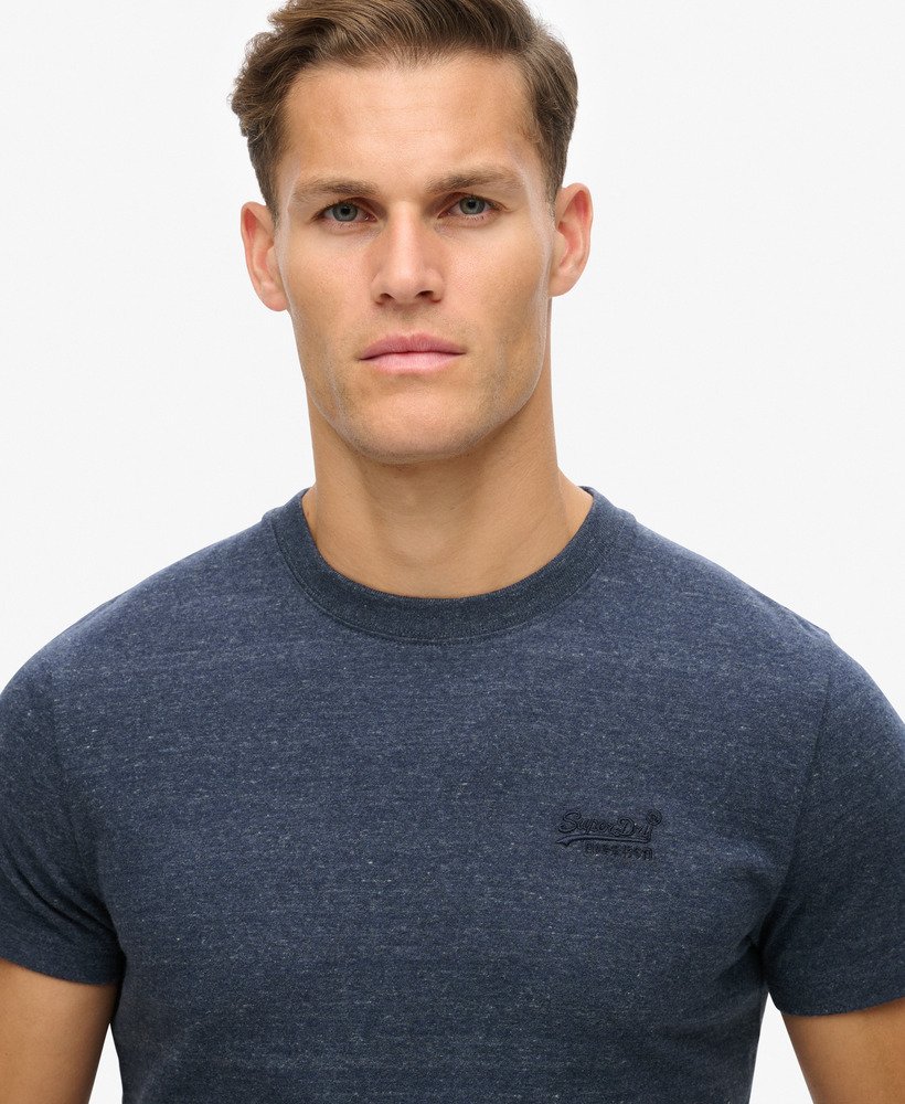 camiseta essential logo em algodão orgânico na cor azul índigo escuro mesclado.