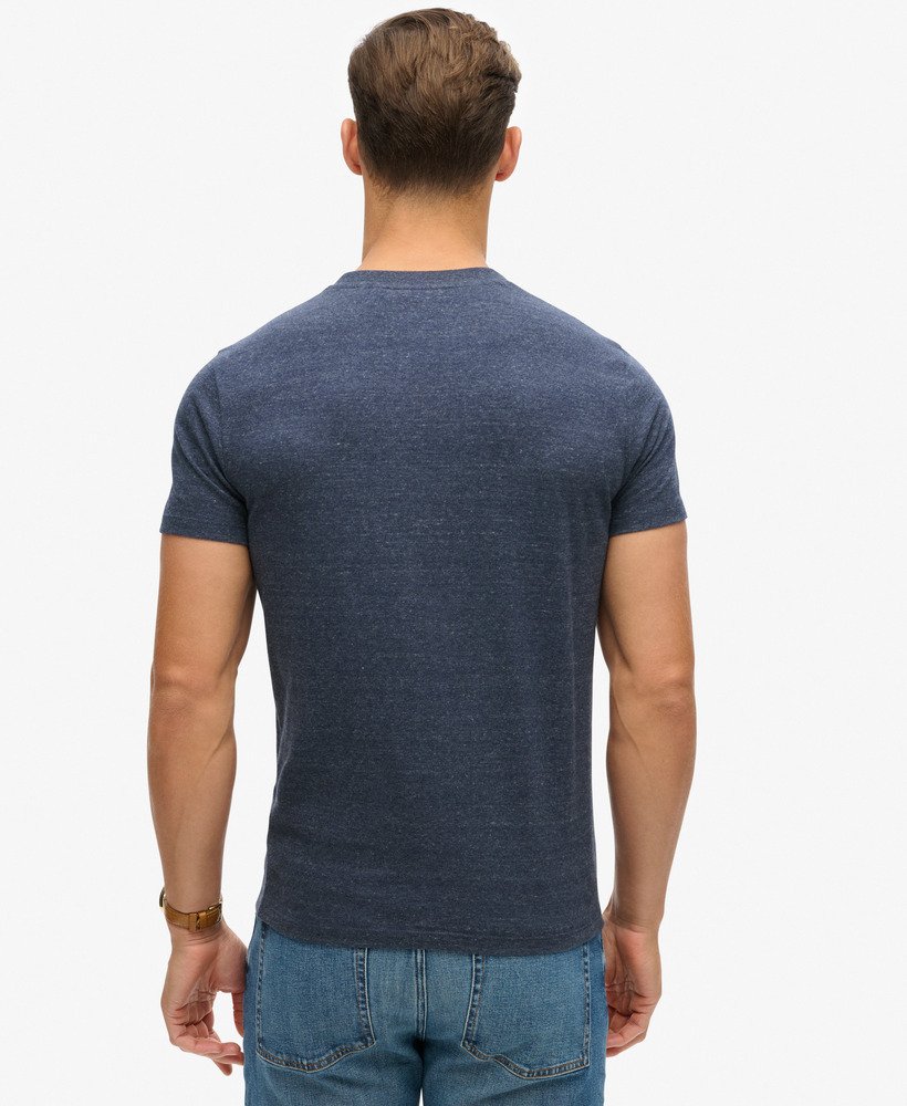 camiseta essential logo em algodão orgânico na cor azul índigo escuro mesclado.
