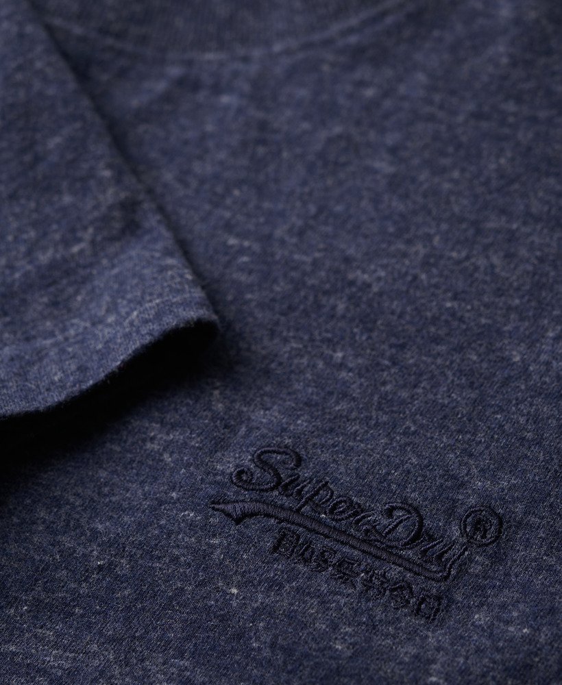 camiseta essential logo em algodão orgânico na cor azul índigo escuro mesclado.