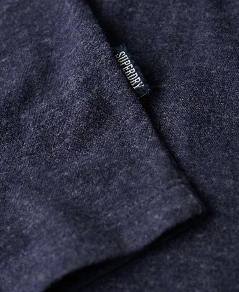 camiseta essential logo em algodão orgânico na cor azul índigo escuro mesclado.