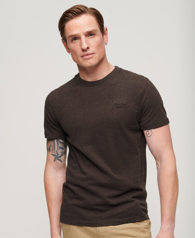 camiseta essential logo em algodão orgânico na cor marrom mesclado intenso.