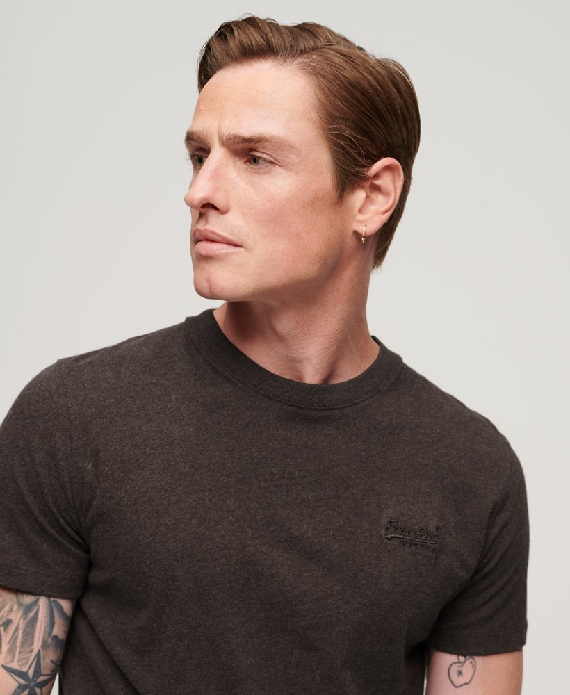 camiseta essential logo em algodão orgânico na cor marrom mesclado intenso.