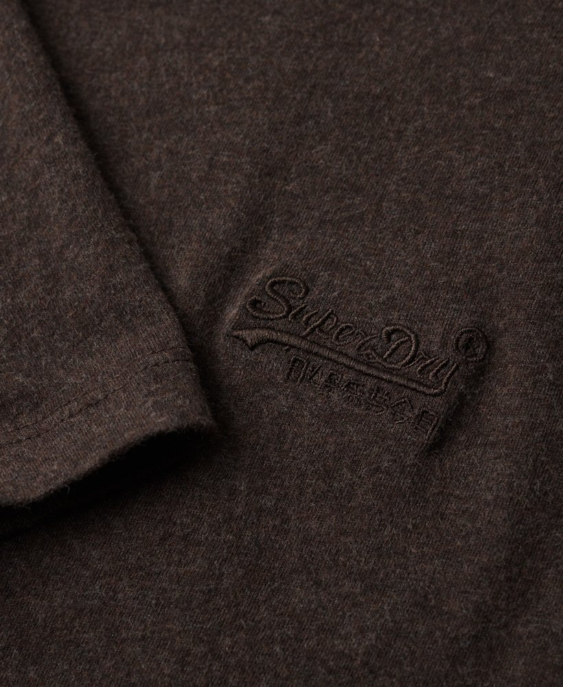 camiseta essential logo em algodão orgânico na cor marrom mesclado intenso.